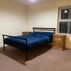 Two Bedroom Entire In Roman Road With Free Parking Apartment